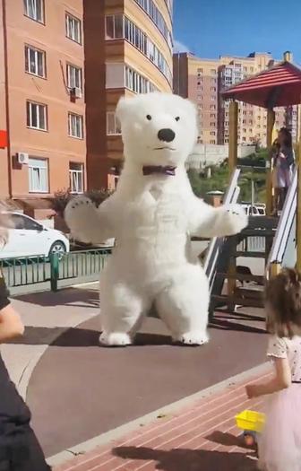 Поздравление от белого медведя, в пределах города, есть подарки