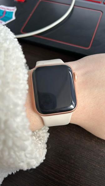 Продам Apple Watch SE / 44 mm / 100% / бежевый
