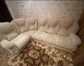 Продам диван в хорошем состоянии угловой бежевый
