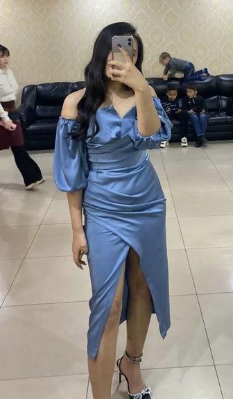 Элегантное платье голубого цвета