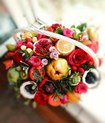 Фруктовая корзина с ягодами и цветами
