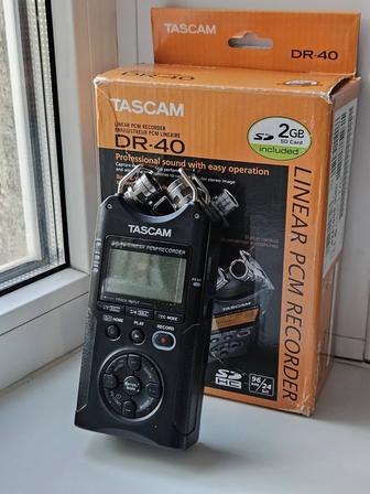 Профессиональный рекордер TASCAM DR-40