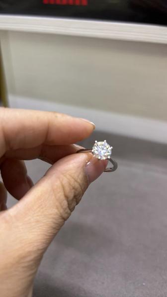 Продам серебряное кольцо с бриллиантом