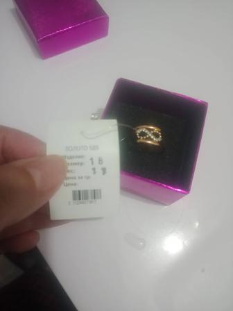 Продам золотое кольцо новое с этикеткой,в упаковке,18 размер, 1.1 гр.