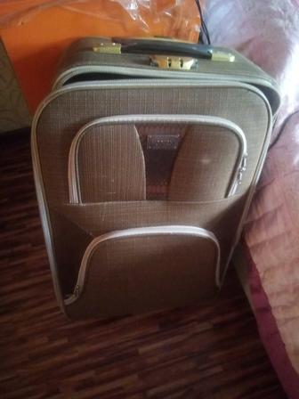 Продаю чемодан на колесиках