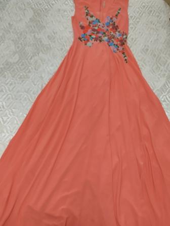 Нарядное платье кораллового цвета