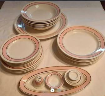 Продается столовый набор посуды