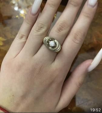 Продам кольцо с центральным камнем 0,5 карат