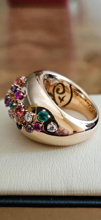 Золотое кольцо 750 пробы с бриллиантами цветными сапфирами и изумрудами.