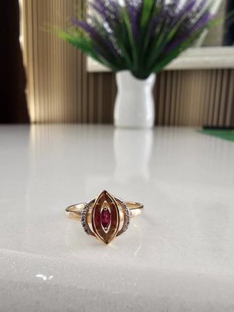 Золотое кольцо с бриллиантами и натуральным рубином