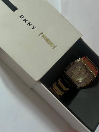 часы бренда dkny