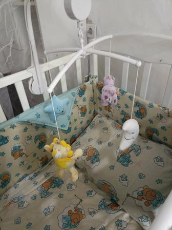 Кроватка детская,постельный комплект,матрац,балдахин и игрушка -подвеска.