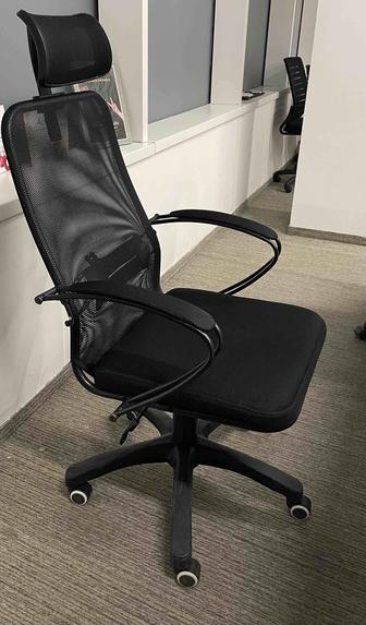 Черное офисное кресло