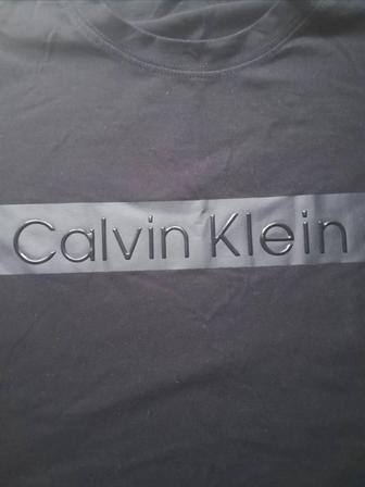 Фирменная футболка Calvin Klein.