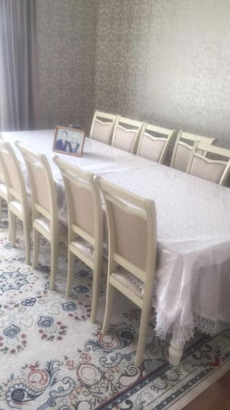 Продам гостиный стол с 12 стулями
