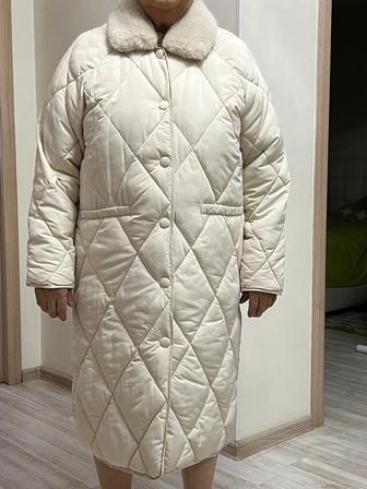 Стеганное пальто размер 50,производство Турция,цвет молочный модель модная