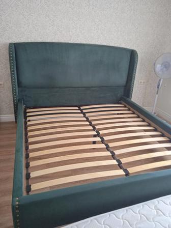 Продам двуспальную большую кровать с матрасом