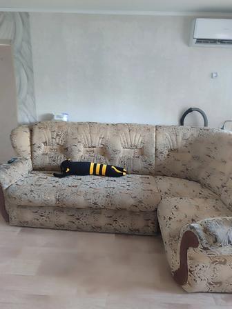 Продаю срочно диван угловой