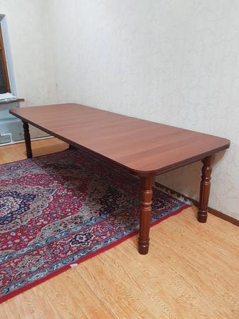 Продается стол размер 2.5 -3 м в хорошем состоянии