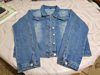 Куртка джинсовая синяя модная сэикеткой новая хорошо подчеркивает длинные н