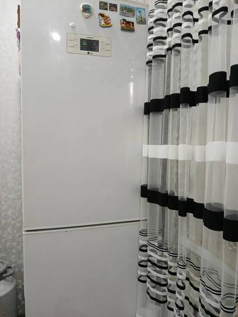 Продам холодильник LG двухкамерный сенсер