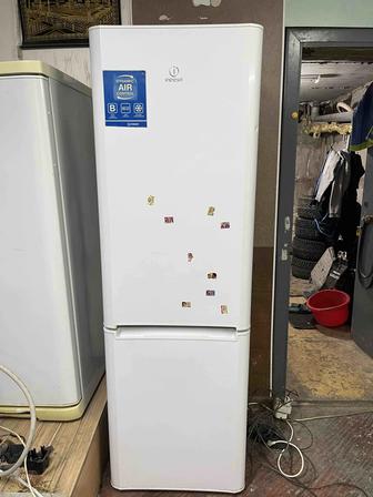 Продам холодильник Индезит в рабочем хорошем состоянии!!