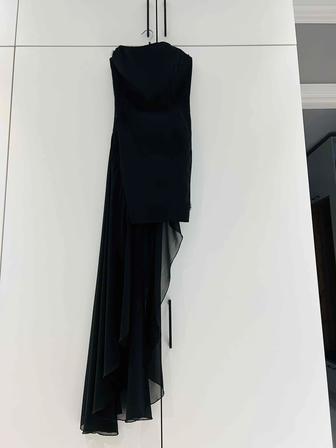 Элегантное платье со шлейфом