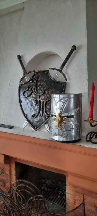 Декоративный рыцарский щит и мечи.