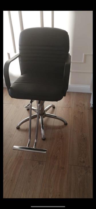 Парикмахерское кресло с подставкой для ног