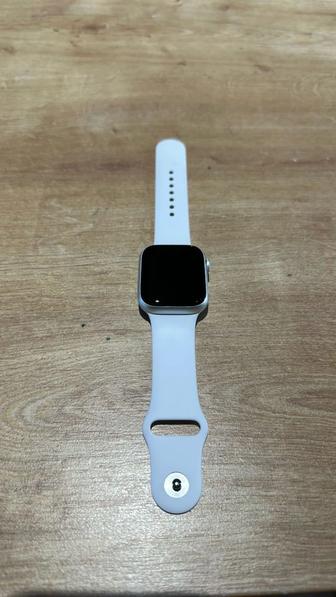 Смарт-часы Apple Watch Series 8 45 мм Aluminum серебристый-белый