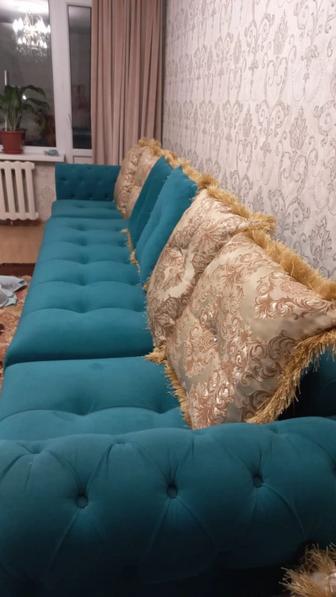 Продам диван длиной 4 метра практически новый продаю в связи с переездом