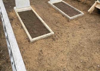 Уборка могил на старом кладбище