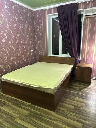 Продается двуспальняя кровать в комплекте с тумбочками и матрасом