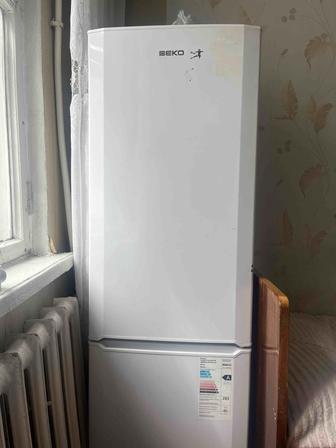 Продам холодильник Beko CS325000