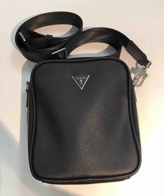 Продам оригинальную настоящую кожаную сумку Guess черного цвета