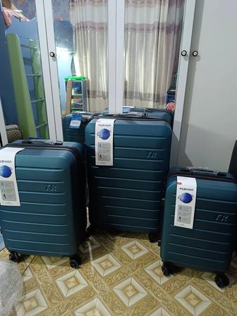 Продаю чемоданы