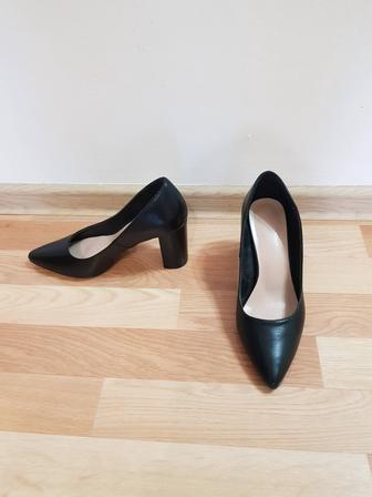 Туфли женские черные, средний каблук, р. 38