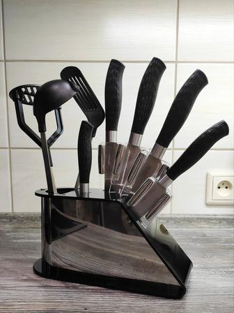 Набор ножей с кухонными принадлежностями