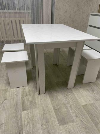 Продается белый кухонный стол