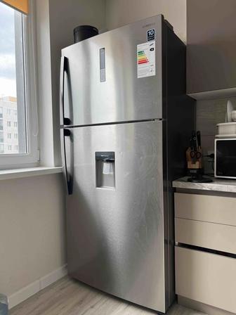 Продам вместительный холодильник Samsung