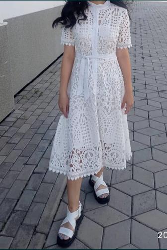 Кружевное платье белого цвета