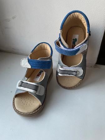 Детские ортопедические сандали 22 размер и кроссовки 23 размер