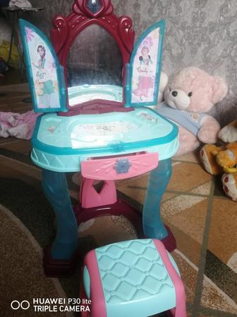 Продам детский столик для принцессы