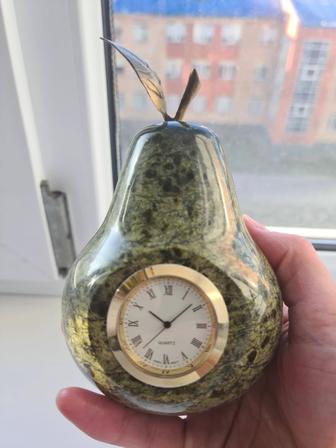 Часы настольные декоративные, из камня змеевик, груша подарок коллеге