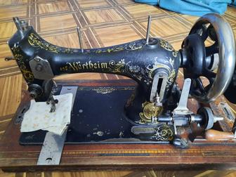 Антикварная швейная машинка