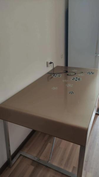 Продам стекляный кухонный стол