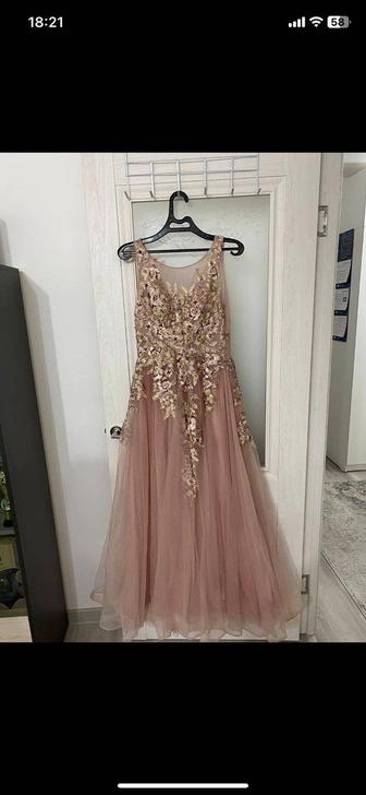 Платье в дымчато розовом цвете