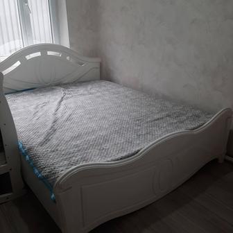 Продается двухспальная кровать с матрасом