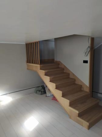 Устанавливаем деревянные лестницы