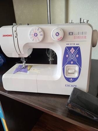 Продам швейную машинку janome